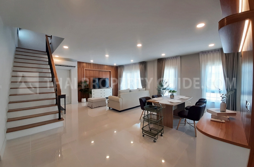 House with Shared Pool in Bangnatrad